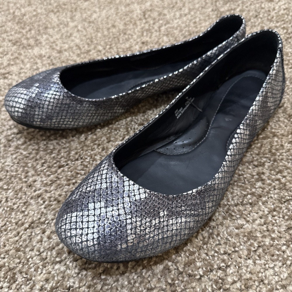 Born Crown Series Flat Slip On Silver And Black Snake Print SZ 8M US, N17369,EUC
